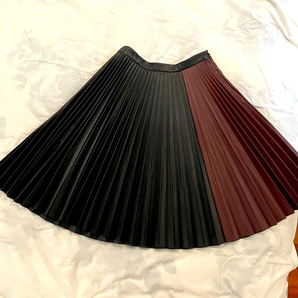 Faux leather pleated skirt. Burgundy and Black.